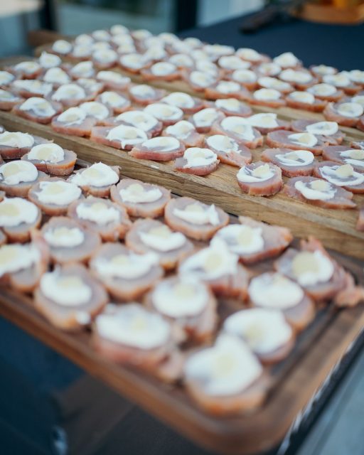 Ça fait déjà trois semaines que nous sommes sous le feu de cette nouvelle saison. 
Le rythme est bien soutenu mais on adore ça !!
La saison est bien lancée, les équipes sont au top, l’ambiance aussi. Que du bonheur !

Petit retour en images sur ce très beau mariage  sur Belle Île. Merci a Danielle et Benoit pour nous avoir transmis ces belles photos.

Pour nos futurs mariés, n’hésitez pas à réserver vos dates bien en avance car le calendrier se remplit très vite.

On se voit bientôt près du fumoir !!

#marchenoirfumoirurbain #onfumetout #mariages