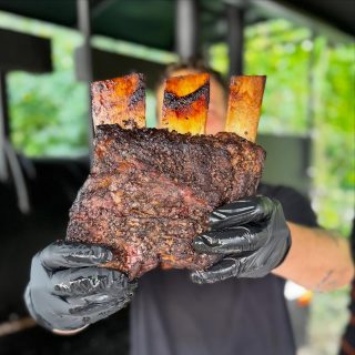 À toutes et tous nos BBQ’S ADDICTS !!

Après de longues heures dans nos fumoirs, nos ribs de bœuf black Angus sont enfin disponibles au menu pour vos mariages et repas d’entreprises !!

N hésitez pas à nous solliciter.

#passesnousvoiraufumoir #onfumetout