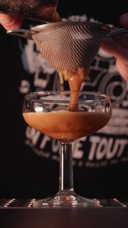 Nous avons le plaisir de vous annoncer la création de Marché Noir Cocktail, une nouvelle offre qui vient compléter l’univers de Marché Noir autour des cocktails, des spiritueux et du bar événementiel.

Pour nous accompagner dans cette nouvelle aventure, nous sommes heureux d’accueillir Niels. Fort d’une solide expérience dans le monde du cocktail, il imaginera pour vous des cocktails signatures et grands classiques, élaborés à partir d’alcools soigneusement sélectionnés et de produits frais de qualité.

Et pour que le service soit aussi fluide que savoureux, notre prestation intègre également un setup bar complet ainsi qu’une tireuse à cocktails, pensée pour servir rapidement vos invités et éviter les longues attentes au bar. 🍹

Mariages, événements privés, entreprises, festivals…
En intérieur comme en extérieur, avec ou sans fumoir, Marché Noir Cocktail s’adapte à votre événement.

N’hésitez pas à nous contacter pour imaginer ensemble une prestation sur mesure.
On se fera un plaisir de vous renseigner !

Merci @gaetanchagneaud pour les images 👌📸

#MarchéNoirFumoirUrbain #MarchéNoirCocktail #CocktailEvent #BarÉvénementiel #Bartender Cocktails EventCatering Mariage Événementiel