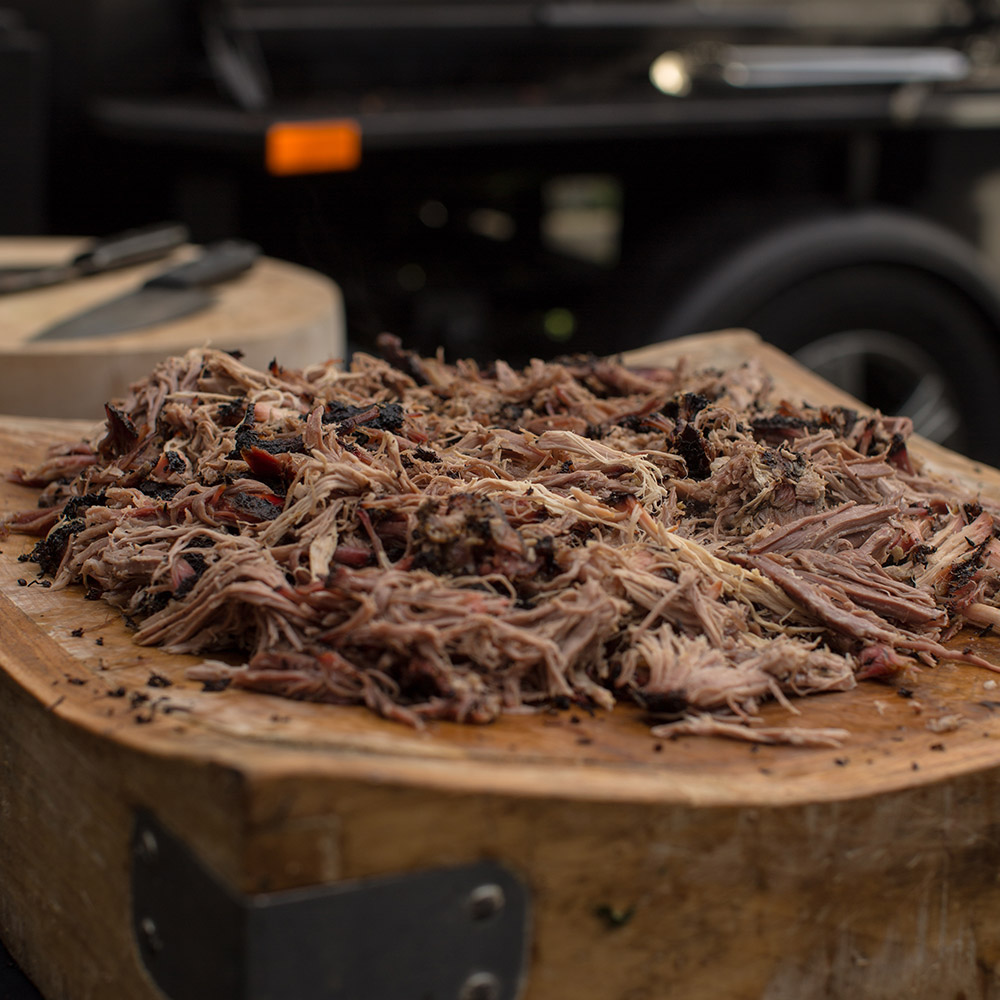 Fumoir texan Marché Noir en pleine cuisson, fumée et braises