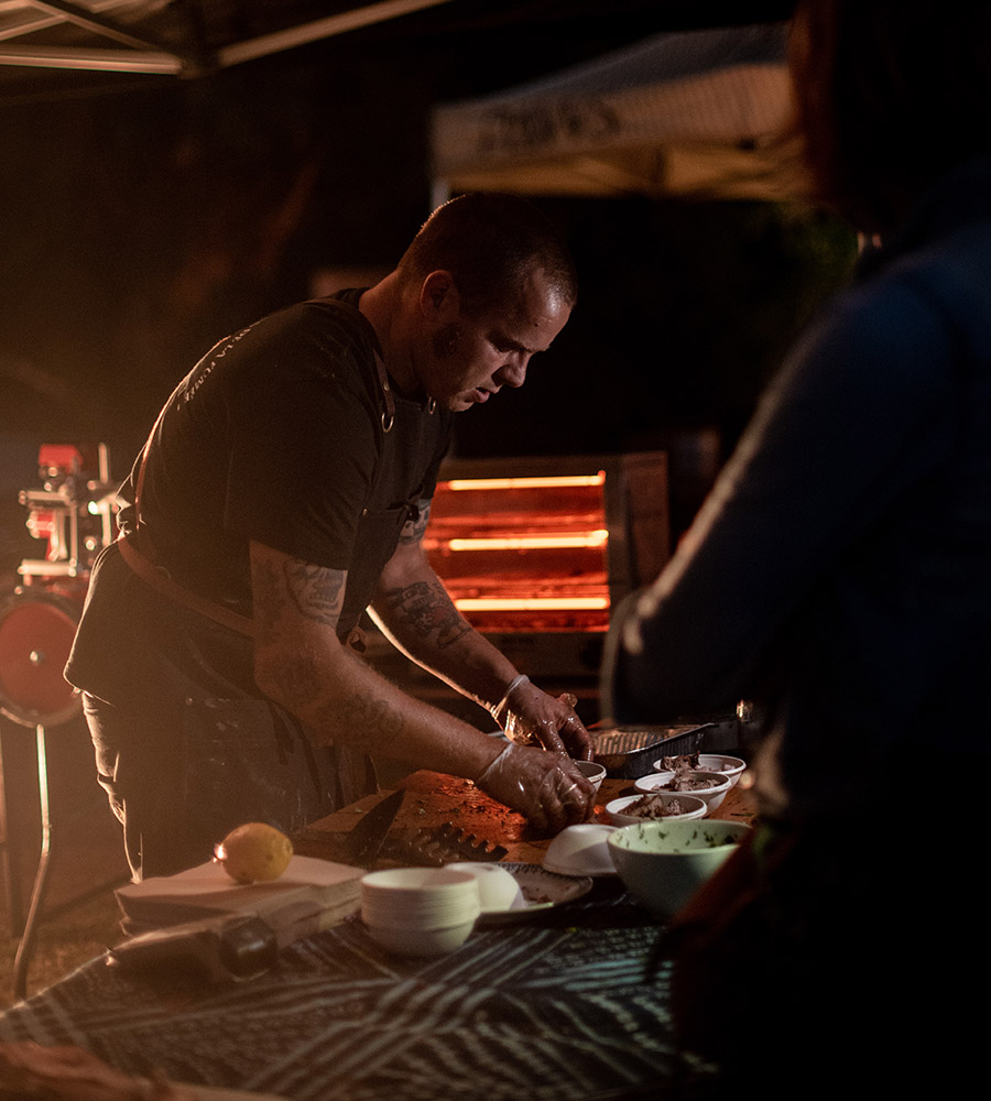 Chef Marché Noir au feu de bois, de nuit