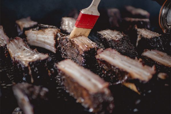 Pulled pork, ribs ou beef ribs : quelle pièce choisir pour votre événement ? Temps de cuisson, texture, format idéal — le guide complet du fumoir texan avec Marché Noir