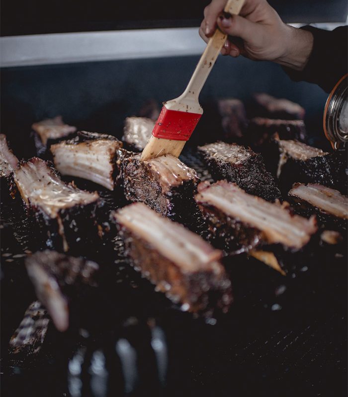 Pulled pork, ribs ou beef ribs : quelle pièce choisir pour votre événement ? Temps de cuisson, texture, format idéal — le guide complet du fumoir texan avec Marché Noir
