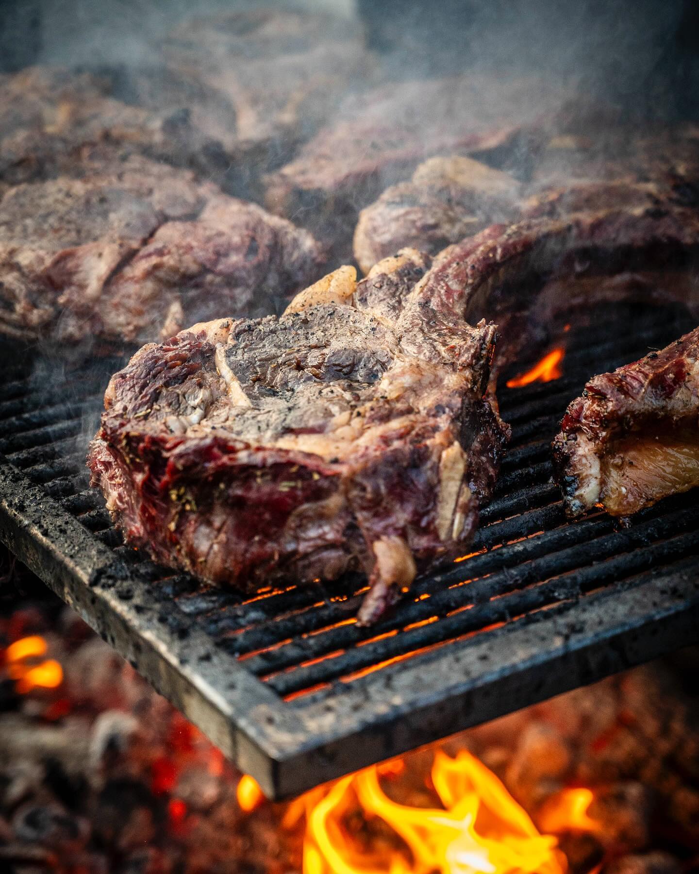 Côte de bœuf saisie sur la grille du brasero, au-dessus des flammes